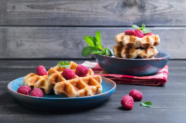 Belgian lush round waffles with fresh raspberries — 스톡 사진