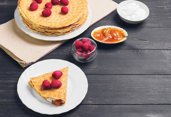 Pila de panqueques en una placa de porcelana blanca — Foto de Stock