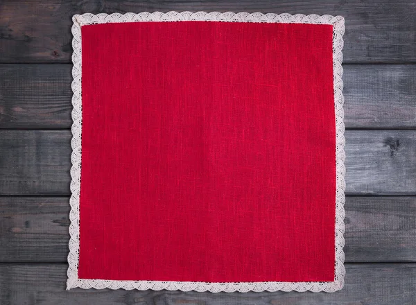 Paño rojo con lino blanco tejido encaje hecho a mano — Foto de Stock