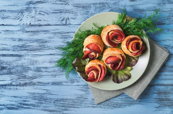 Taartjes met worst in de vorm van bloemknoppen van rozen, d — Stockfoto