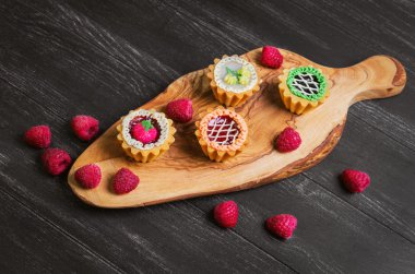 Small cakes petit fours