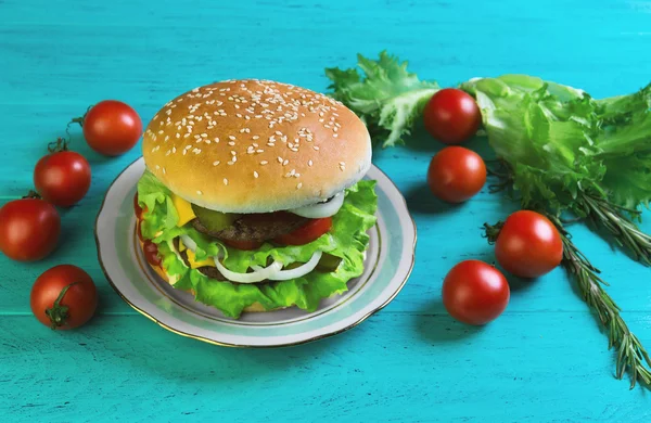 Sandwich on a round bun with sesame seeds — Stockfoto