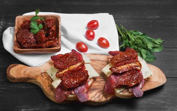 Sandwiches tapas with sun-dried tomatoes — Stockfoto