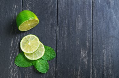 Limon ve nane yaprakları dilimler halinde kesin