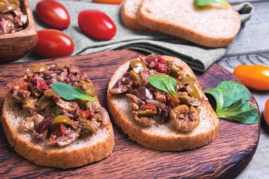 İki bruschetta sandviç