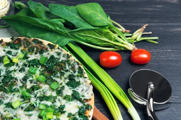 Pizza vegetariana com espinafre — Fotografia de Stock