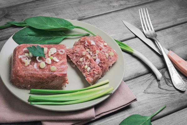 Jalea de carne gelatinosa en un plato verde — Foto de Stock