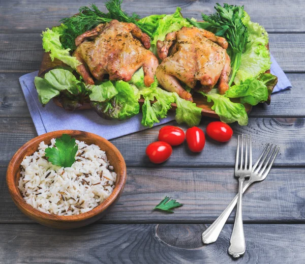 Arroz blanco de grano largo y silvestre en un tazón de madera, dos polluelos horneados — Foto de Stock