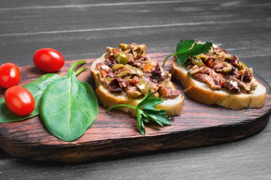 İki bruschetta sandviç