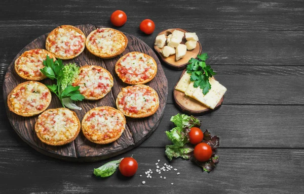 Pizza pequena com queijo mussarela — Fotografia de Stock