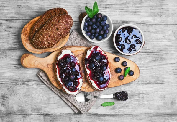 Sweet berry crostini sandwiches — Stock Image Sweet berry crostini sandwiches Royalty Free Stock Photos