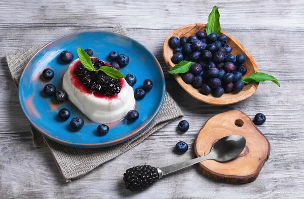 White milky creamy berry pudding — Stock Fotó