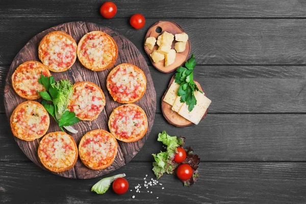 Pizza pequena com queijo mussarela — Fotografia de Stock