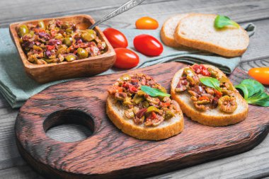 İki bruschetta sandviç