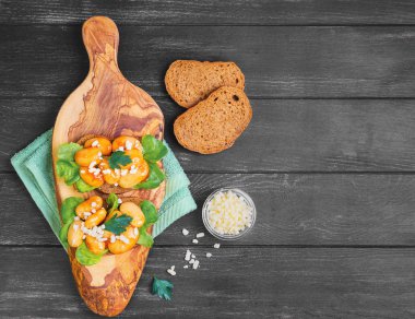 tapas sandviç dev beyaz fasulye ile