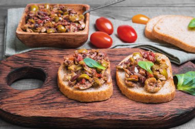 İki bruschetta sandviç