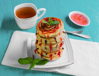 Bir yığın taze krep.