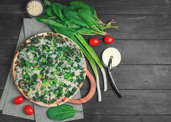 Vegetarian pizza with spinach — 图库照片