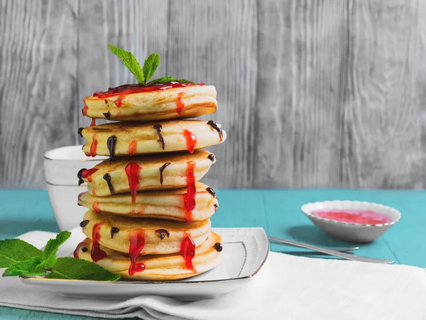 Bir yığın taze krep.