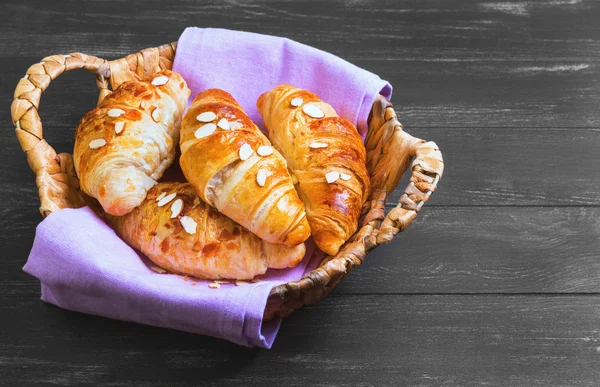 Leckere frische Mandelcroissants — Stockfoto