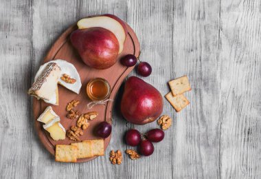 Fruit pear whole, grapes, cheese