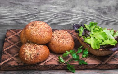 taze pişmiş ekmek ve rulolar