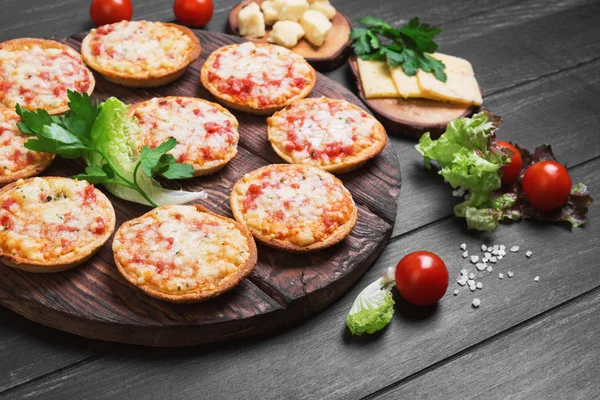 Small pizza with mozzarella cheese — Stockfoto