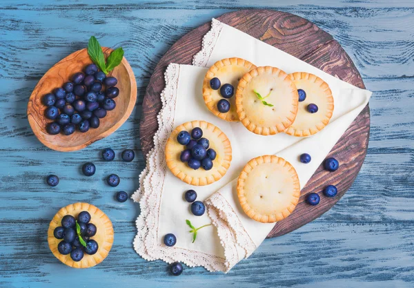 Closed berry tartlets baskets Cake with berries — Φωτογραφία Αρχείου