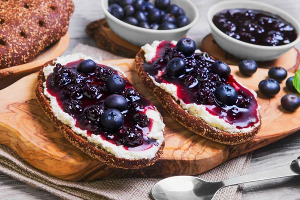 Sandwiches de crostini de bayas dulces — Foto de Stock