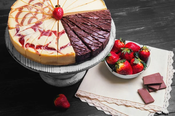 Large round assorted cheesecake — ストック写真