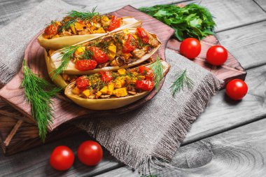 Baked doldurulmuş vejetaryen yemek 