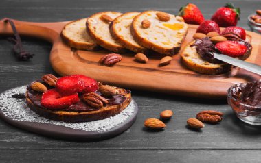 sandviç crostini çikolata Yapıştır, büyük kırmızı çilek ile