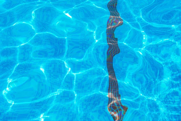 プール内の青い裂けた水 — ストック写真