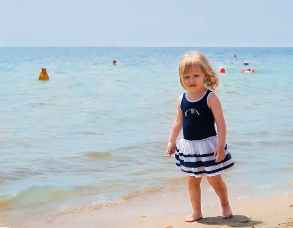 Menina bonita pouco caminha na praia — Fotografia de Stock