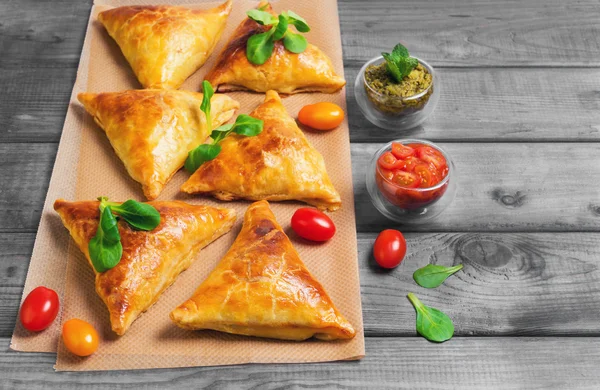 Samosa πίτες με κρέας — Φωτογραφία Αρχείου