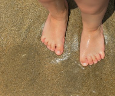Küçük çocuk ayakta feets ayak