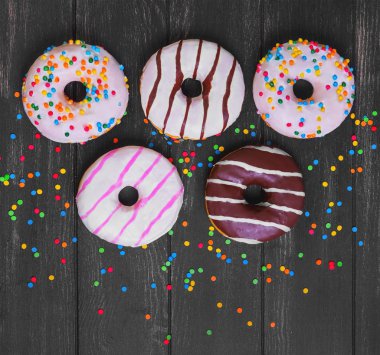 Çok renkli donut yelpazesine