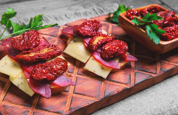 Sandwiches Tapas mit sonnengetrockneten Tomaten — Stockfoto