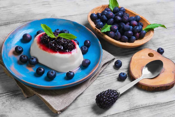 White milky creamy berry pudding — Stock Fotó