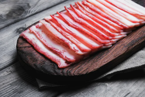 Bacon fresco em fatias frias — Fotografia de Stock