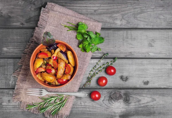 Steamed vegetables with rustic roasted potatoes — Stock Photo, Image