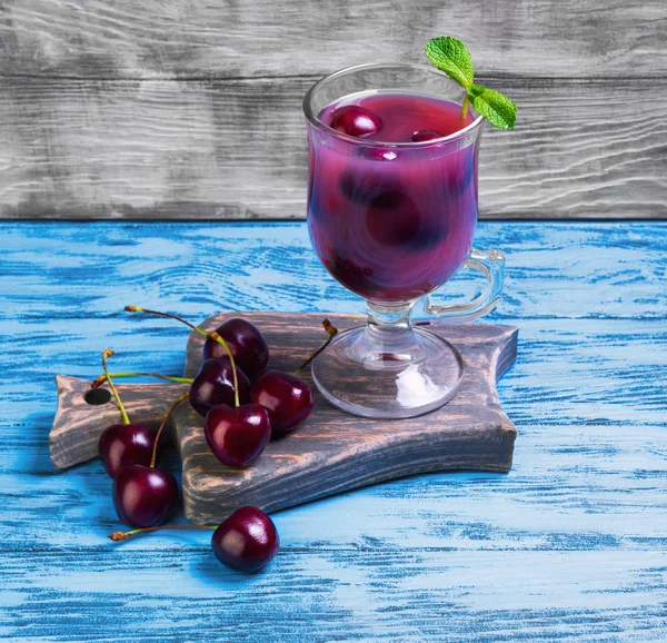 Summer fruit cocktail with fresh sweet cherries — 图库照片