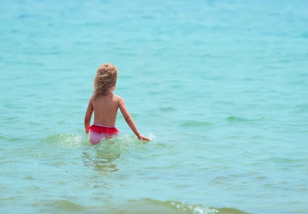 Menina caminha para o mar — Fotografia de Stock