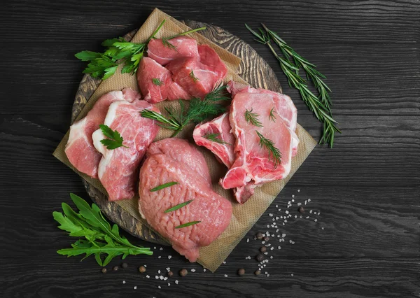 Surtido de cortes y porciones de carne roja fresca cruda — Foto de Stock