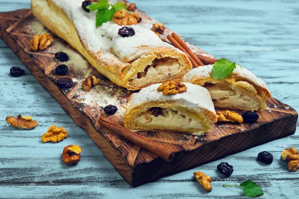 Cottage cheese and raisin strudel — 스톡 사진