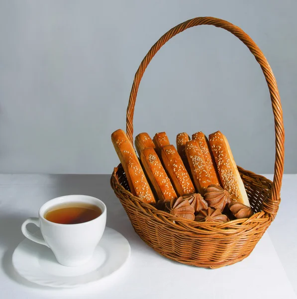 Korb mit Brot und Süßigkeiten und Tee — Stockfoto