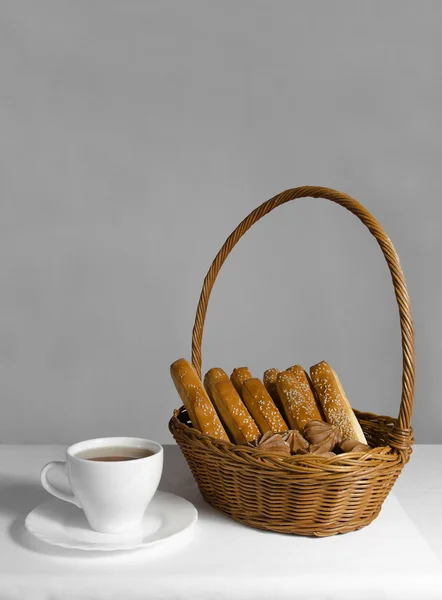 Korb mit Brot und Süßigkeiten und Tee — Stockfoto