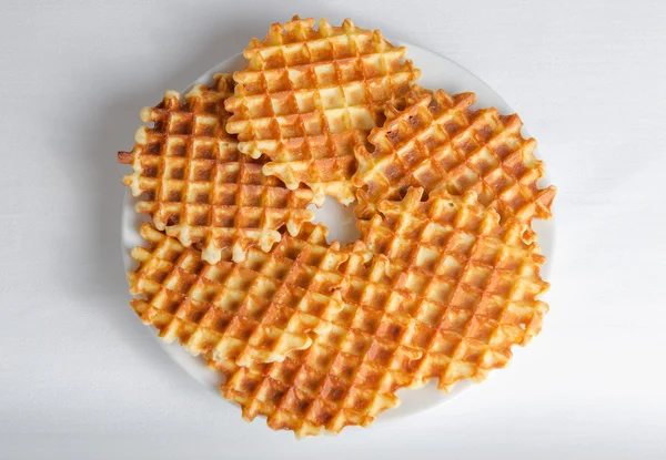 Waffeln rosa weißen und gestreiften Teller — Stockfoto