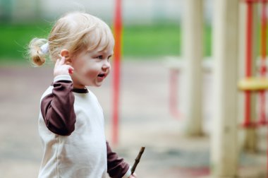 küçük kız sarışın yürür