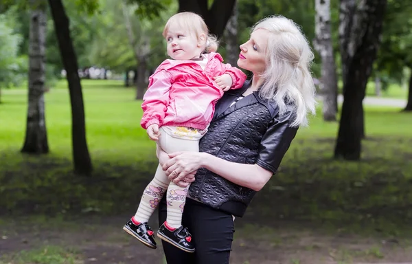 Mladá maminka drží holčičku — Stock fotografie